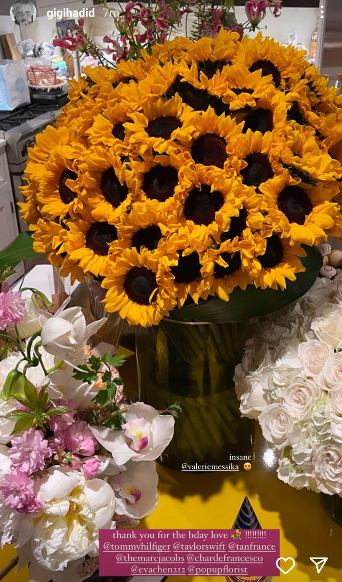TheSwiftSociety's tweet photo. 📲| @TaylorSwift13 gave @GigiHadid flowers for her birthday!

"thank you for the bday love 💐 !!!!!!!!" https://t.co/IvtudaGuRb