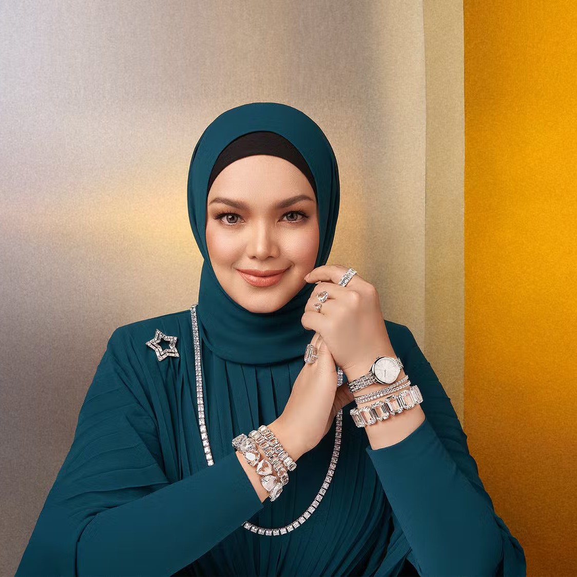 PlazaSenayan's tweet photo. Celebrate the beautiful journey of self-discovery. Create special moments this Ramadan with Swarovski’s light-filled pieces styled by Siti Nurhaliza.  
Shop now to get a free crystalized totebag and set of green packets for limited time only!

Swarovski Plaza Senayan, Level 3. https://t.co/BEmbCfQ5Qp