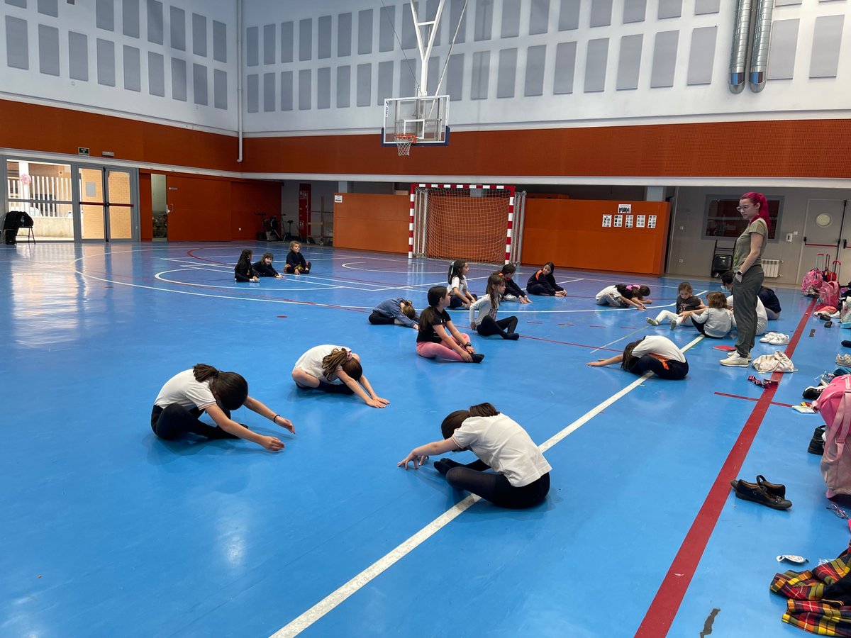 Empezamos la tarde de los martes con rítmica, siempre calentando primero! 🤸‍♀️🎽

#somosalborada #ritmicaalborada