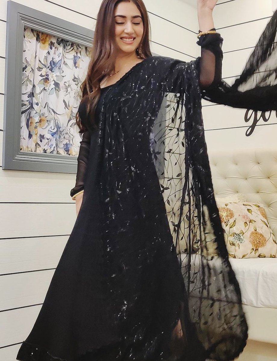 GlitzVision_USA's tweet photo. Disha looking magnificient in a black Anarkali in her latest post , simple yet fine ethnic look ๐ฏ๐.
#DishaParmar #BALH #badeachhelagtehain2 #BALH2 #NakuulMehta #DishRa #RaYa #Glitzvisionusa https://t.co/VAEAXeUr6c