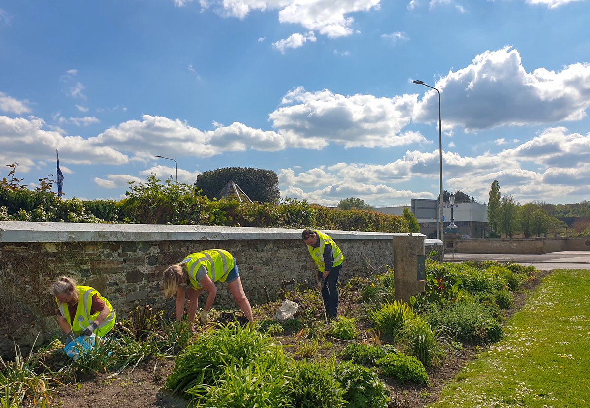robtibbles's tweet photo. Great to bump in to the volunteers çleaning up and helping rewild Barnstaple. Let's see more of this https://t.co/mPimoABHqE