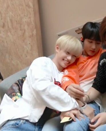 leeynogbok's tweet photo. I can't thank you enough for the daily talks, lovely messages, and soft cuddly nights
My day became colorful and it's like a pretty rainbow with this nice soft, fluffy cottons of clouds thanks to you 🥺 https://t.co/ynRgudLHrU
