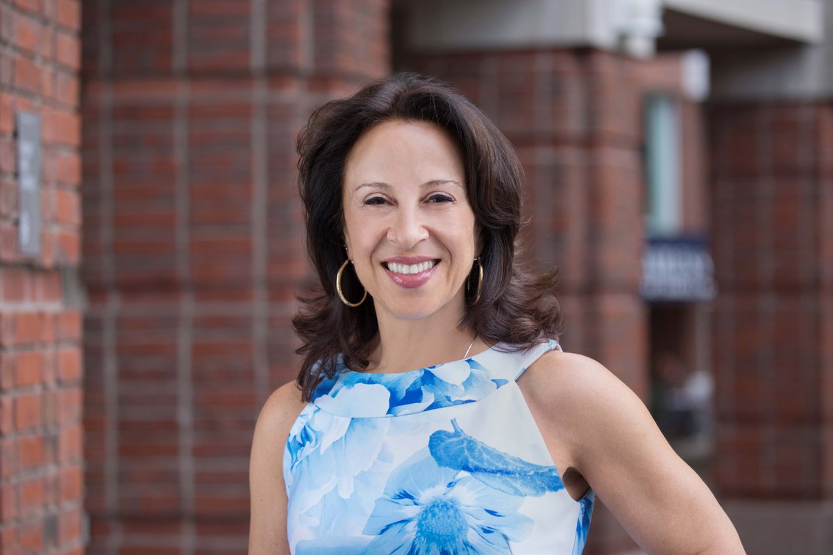Drum roll, please! 🥁 Two very special speakers will deliver keynote addresses during the 2022 #WIDA Annual Conference. Juliana Urtubey, 2021 National Teacher of the Year, and Maria Hinojosa, an Emmy-winning journalist. Learn more:  
events.wida.us

📷: Melissa Esparza