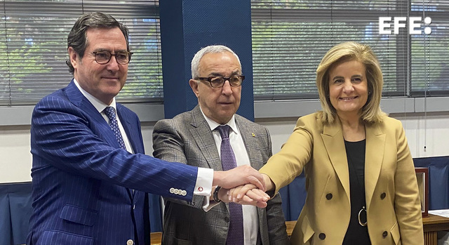 EFEdeportes's tweet photo. El @COE_es  y la @CEOE_ES sellan la alianza empresa y deporte. https://t.co/ucIMD2KdSp https://t.co/RctoGWmnPc