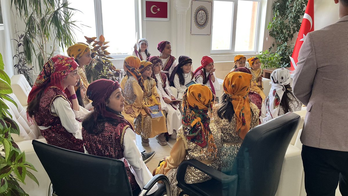Dargecit_MEM's tweet photo. 23 Nisan Ulusal Egemenlik ve Çocuk Bayramında büyük beğeni toplayan Sakarya İlkokulu Halk Oyunları Ekibi İlçe Milli Eğitim Müdürümüz Cengiz KILIÇ 'ı ziyaret etti. Emeği geçen öğretmen ve idarecileri tebrik ederiz.
@mardinilmem 
@Murat69_Demir 
@OzbayOmer 
@klcengiz https://t.co/VyoT28c2hm