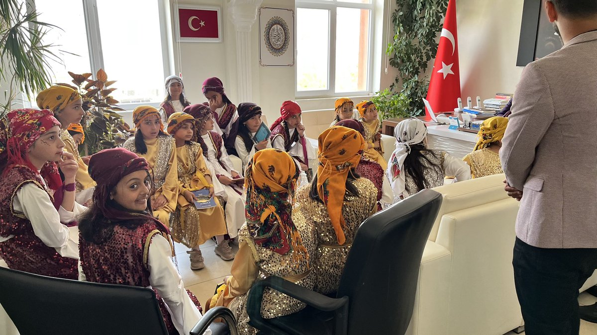 Dargecit_MEM's tweet photo. 23 Nisan Ulusal Egemenlik ve Çocuk Bayramında büyük beğeni toplayan Sakarya İlkokulu Halk Oyunları Ekibi İlçe Milli Eğitim Müdürümüz Cengiz KILIÇ 'ı ziyaret etti. Emeği geçen öğretmen ve idarecileri tebrik ederiz.
@mardinilmem 
@Murat69_Demir 
@OzbayOmer 
@klcengiz https://t.co/VyoT28c2hm