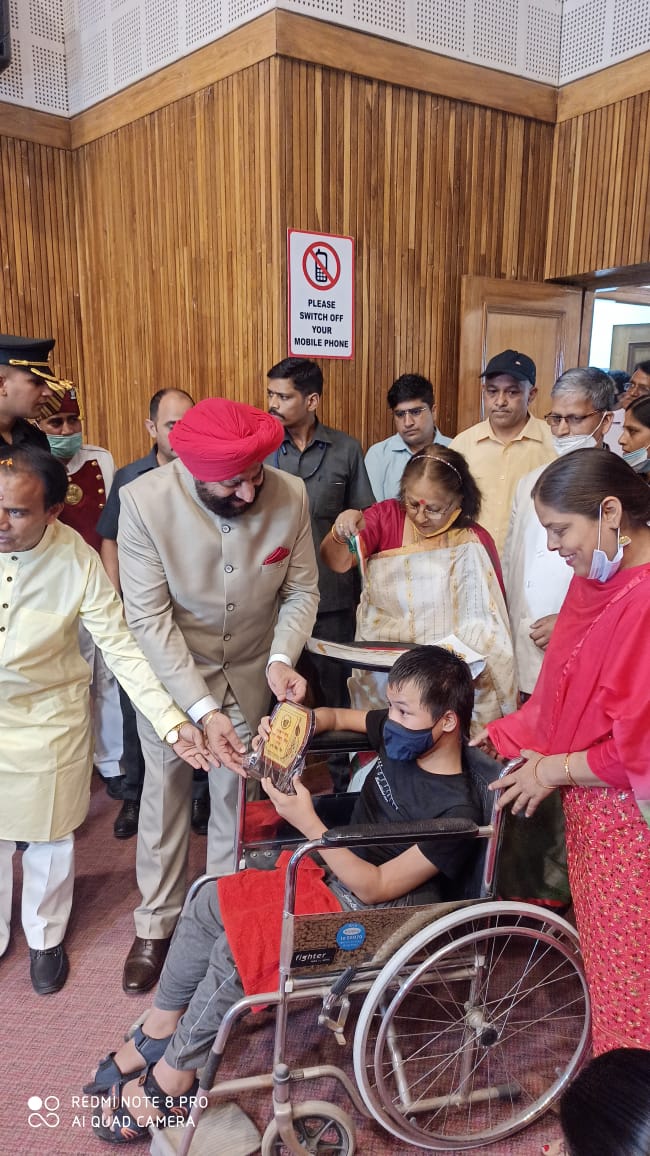 AasraaTrust's tweet photo. Virendra bags the #thirdprize in the painting competition by #IndianCouncilForChildWelfare
The Governor His Excellency Lt.Gen. (Retd.) Gurmit Singh awarded him a winning plaque & a medal
Suffering from muscular dystrophy, Virendra sets an example of hope & bravery
@LtGenGurmit https://t.co/DIm36AKwKU