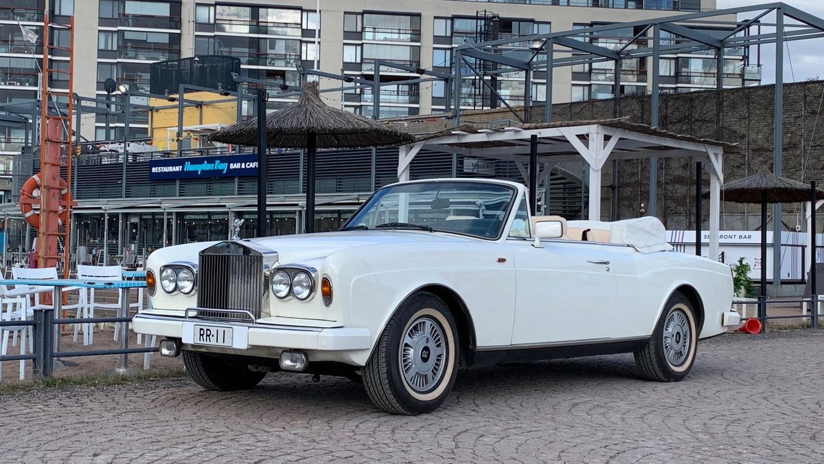 ACMELimoService's tweet photo. Rolls-Royce &amp; äitienpäivä ! 
Yllätä äitisi/vaimosi ja vie hänet Rolls-Roycella äitienpäivälounaalle - kokemus, joka varmasti jää mieleen. 
Haku kotoa/sovitusta osoitteesta ja mahdollinen kotiinkuljetus myös.
https://t.co/oN4Hi9EOXb https://t.co/85T2irJjXP