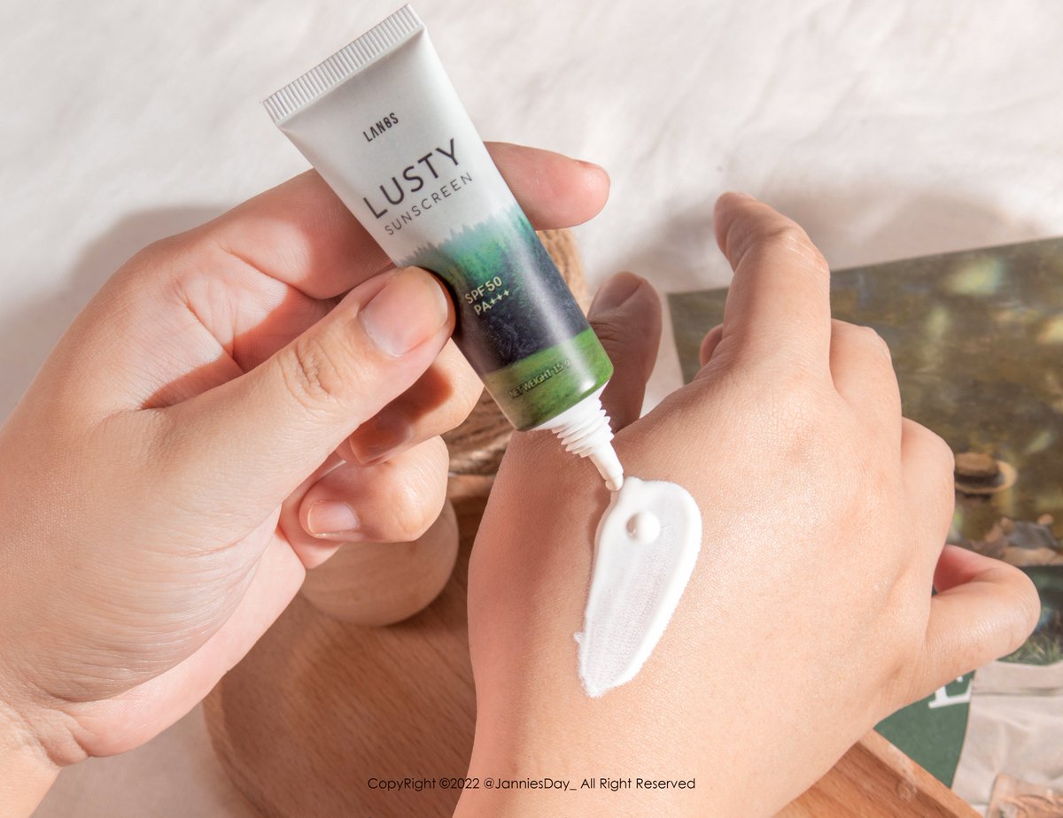 Janniesday_'s tweet photo. กันแดดเนื้อเบา แบบชนะสุดตอนนี้ให้ของ Lusty Sunscreen 🌳🌞✨ชนะไปเลย เบาสมชื่อกันแดดเนื้อเซรั่ม ลงแล้วซึมหายอ่ะ ฟินิชผิวดูโกลว์ใสขึ้นนิดๆ มี SPF 50 PA+++ ละนี่ชอบพกจ.เค้ามาก แล้วเนื้อดีด้วยอ่ะ ชอบกว่ากันแดดเกา คนผิวแพ้ง่ายก็ใช้ได้ หยิบมาเซตผิวตอนแต่งหน้าคือปังจริง #lustysunscreen https://t.co/KHJFbpbbeu