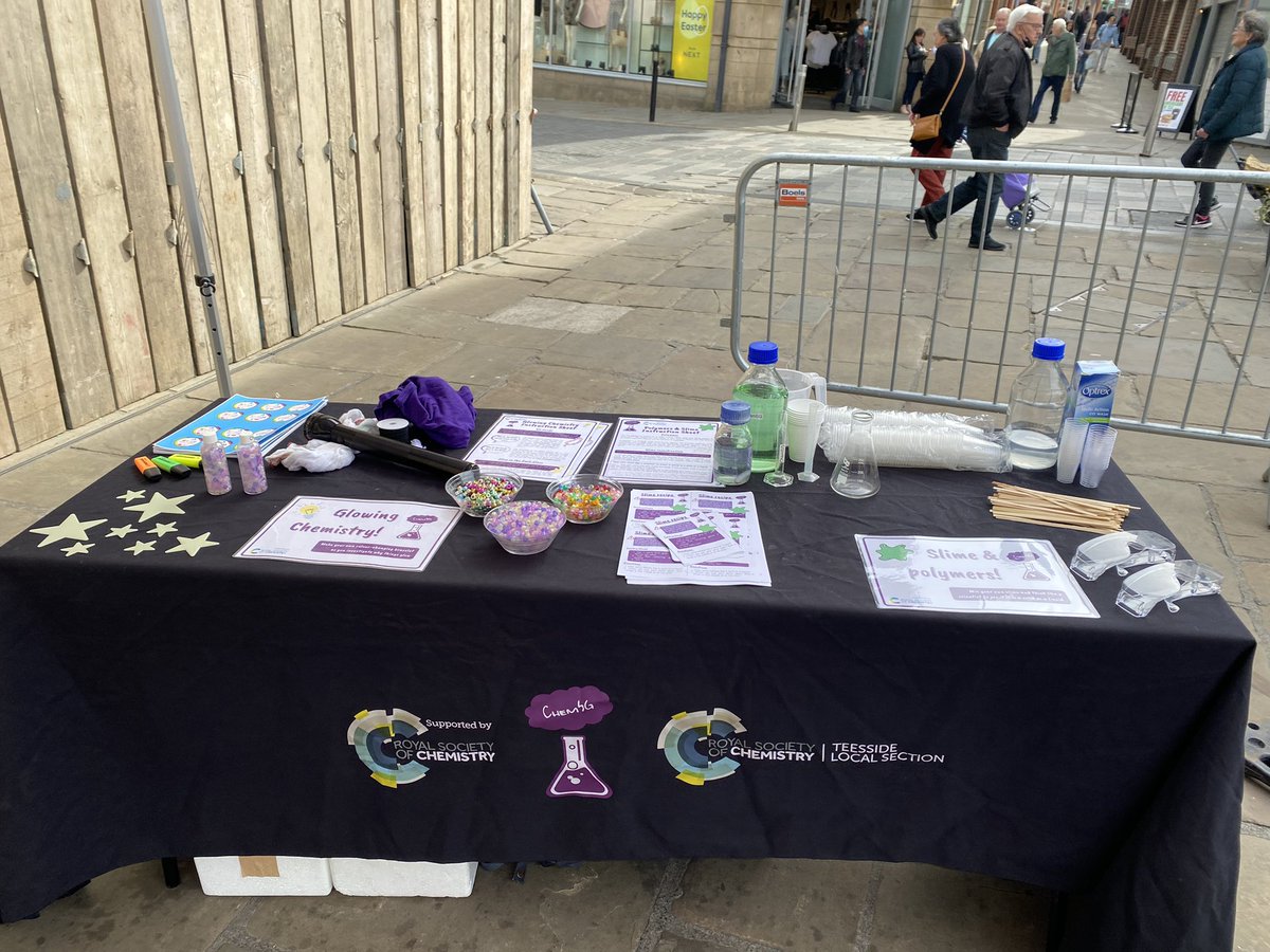 We had a wonderful day on Friday at @DurhamMarkets for the Durham Science & Fun Day 🧪💡 With glowing chemistry, slime making, bubbles and dry ice, we had something for all the family to enjoy! @DUVolunteering @RSCTeesside @RoySocChem
