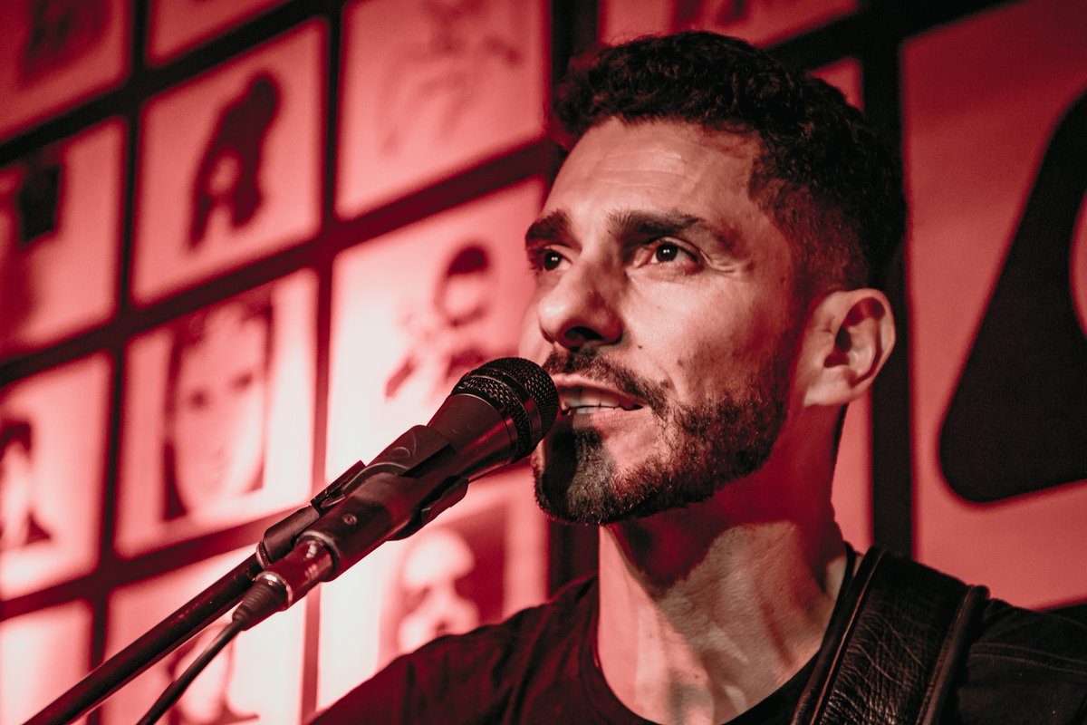 chapulinat's tweet photo. Julián Nadie en acción en Dopamina 🎙️
¿Sabían que ya se viene la gira de NADIE?🤘🏻
ꜱᴡᴇᴇᴛ ᴩɪᴄꜱ ᴀʀᴇ ᴍᴀᴅᴇ ᴏꜰ ᴛʜɪꜱ 💜
.
.
.
.
#LuvaVisual #SweetPics #rocks #rockclimbing #rockstar #rocky #concertphotography #RockMedellín #NadieMedellin #EmilioDice #rockandroll https://t.co/l3LDugDHKU