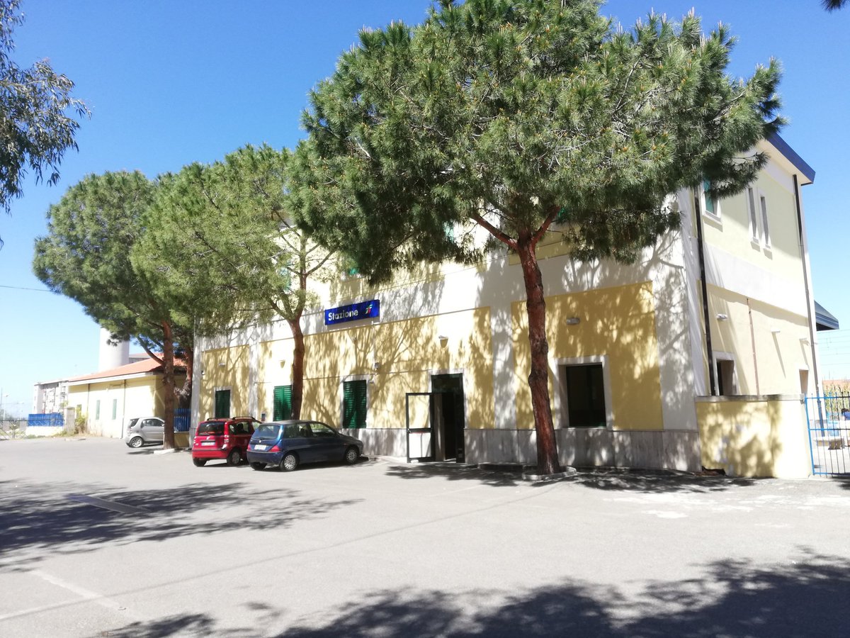 Rituleix's tweet photo. Taas mennään 😊 Italian rautatiet kuljettaa läpi aurinkoisen Calabrian maakunnan. Jännää 😊 #italy #junalla #lomalla https://t.co/xwZCwLvHkm