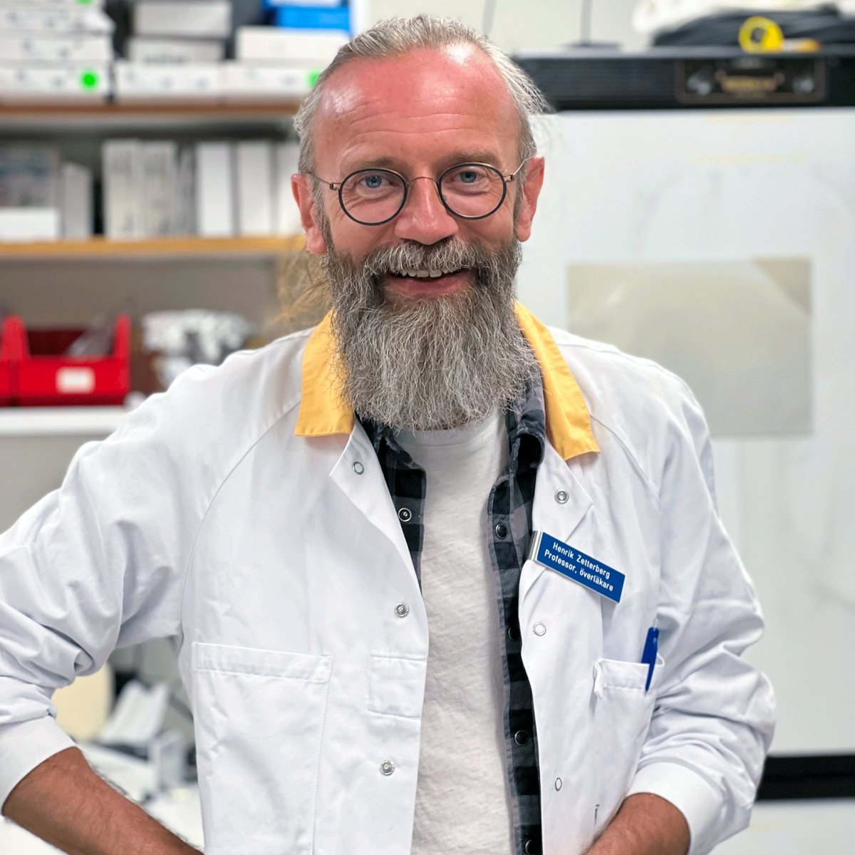 Stort grattis till Henrik Zetterberg, professor vid <a href="/goteborgsuni/">Göteborgs universitet / University of Gothenburg</a> och överläkare vid <a href="/sahlgrenska/">Sahlgrenska Universitetssjukhuset</a>  Universitetssjukhuset! Han har just fått 25 miljoner kronor från Europeiska forskningsrådet ERC för att ta fram nya sätt att diagnostisera demenssjukdomar. gu.se/nyheter/mot-ba…