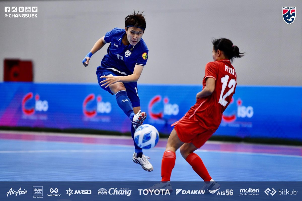 Changsuek_TH's tweet photo. #FutsalUpdate 🏆 ไทยคว้าแชมป์! ฟุตซอลหญิงไทย โดน อินโดนีเซีย ไล่เจ๊า 1-1 แต่ยังคว้าแชมป์ศึก NSDF
อ่านเพิ่มเติม : https://t.co/MohoDV7Em6
#ช้างศึก #บอลไทย #ฟุตซอล #ฟุตซอลไทย #Thailand #FutsalThailand #ฟุตซอลทีมชาติไทย #Seagames #ซีเกมส์ #ฟุตซอลหญิง https://t.co/uByJpS2kBG