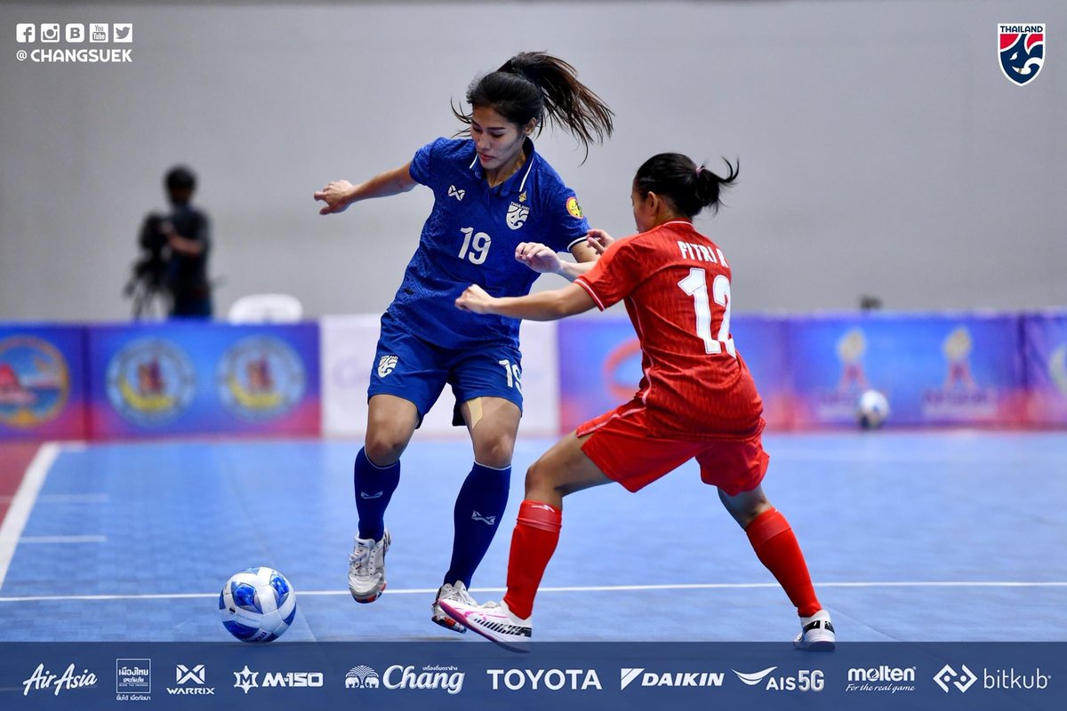 Changsuek_TH's tweet photo. #FutsalUpdate 🏆 ไทยคว้าแชมป์! ฟุตซอลหญิงไทย โดน อินโดนีเซีย ไล่เจ๊า 1-1 แต่ยังคว้าแชมป์ศึก NSDF
อ่านเพิ่มเติม : https://t.co/MohoDV7Em6
#ช้างศึก #บอลไทย #ฟุตซอล #ฟุตซอลไทย #Thailand #FutsalThailand #ฟุตซอลทีมชาติไทย #Seagames #ซีเกมส์ #ฟุตซอลหญิง https://t.co/uByJpS2kBG