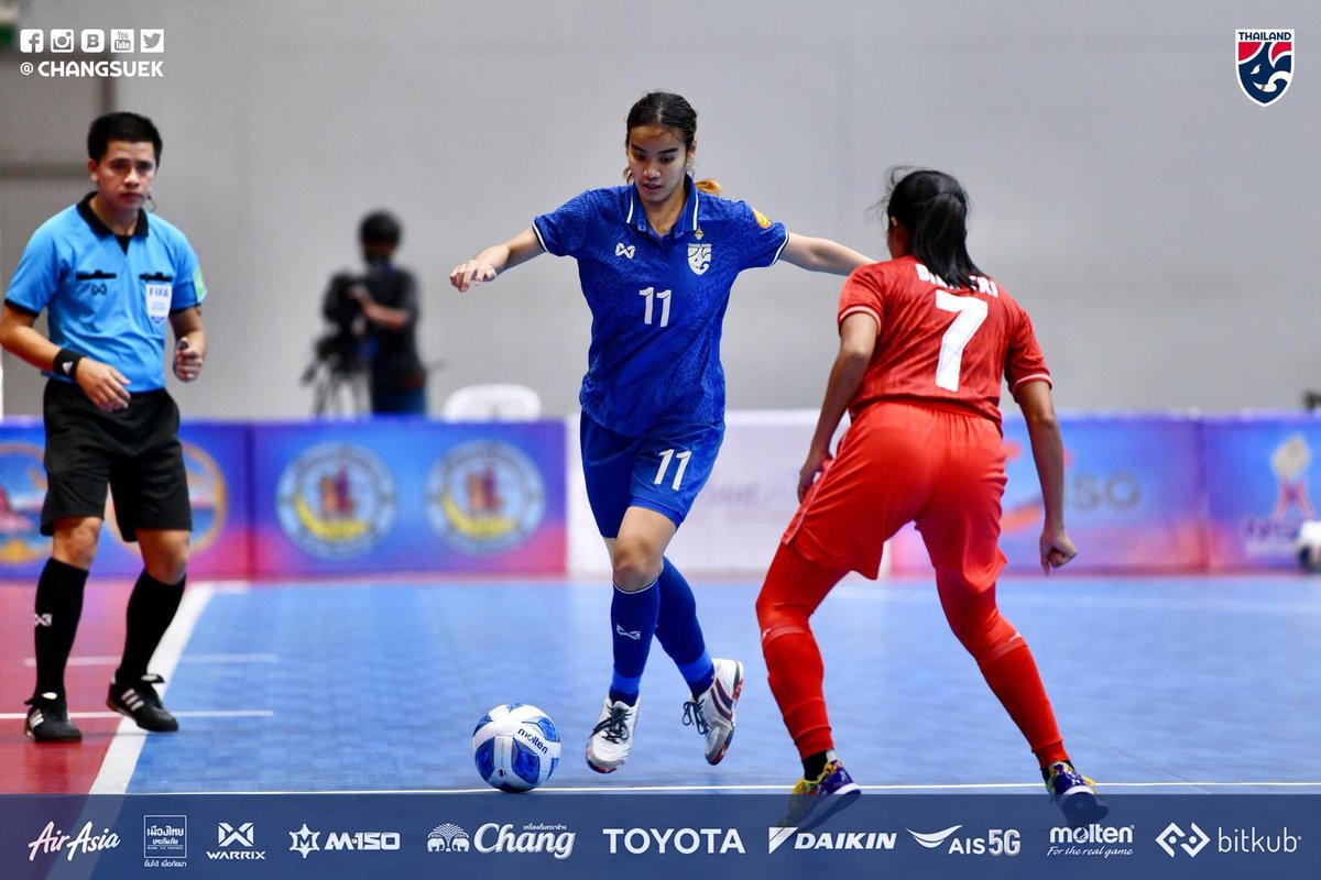 Changsuek_TH's tweet photo. #FutsalUpdate 🏆 ไทยคว้าแชมป์! ฟุตซอลหญิงไทย โดน อินโดนีเซีย ไล่เจ๊า 1-1 แต่ยังคว้าแชมป์ศึก NSDF
อ่านเพิ่มเติม : https://t.co/MohoDV7Em6
#ช้างศึก #บอลไทย #ฟุตซอล #ฟุตซอลไทย #Thailand #FutsalThailand #ฟุตซอลทีมชาติไทย #Seagames #ซีเกมส์ #ฟุตซอลหญิง https://t.co/uByJpS2kBG