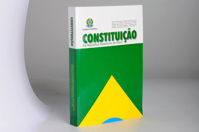 GeneralGirao's tweet photo. A Sra. Ministra Rosa Weber quer uma explicação sobre o indulto presidencial ao Dep. Daniel Silveira.

Ora! A resposta está bem acessível no Art. 84 da Constituição Federal.
É só abrir o "livrinho" e contemplar o verdadeiro exercício da Democracia e a autonomia entre os Poderes. https://t.co/w1YdA6ZlaU