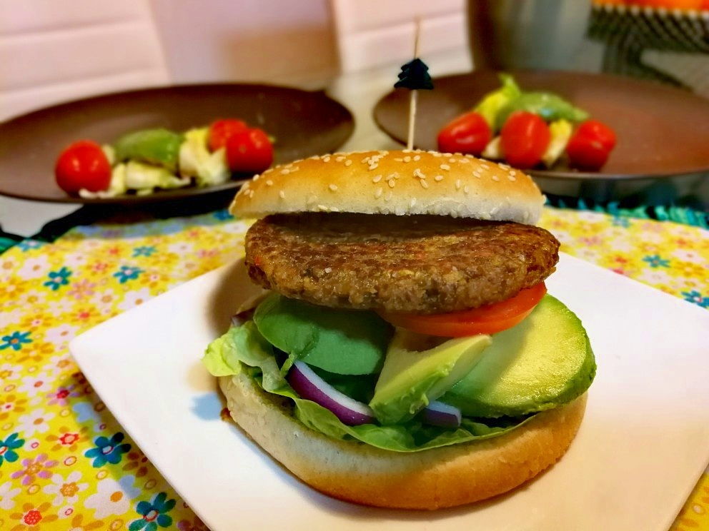 cookpadrecetas's tweet photo. Te apetece una #hamburguesa casera? Prueba la receta clásica, o las variantes con pollo o carne, pescado… y hasta veganas! Elige la más suculenta de estas deliciosas propuestas en #CookpadRecetas https://t.co/BmAbx6zZTg #ElijoCocinar #ChoosetoCook https://t.co/hR0o3xZ1bm