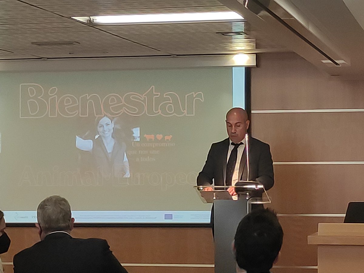 elenmaes's tweet photo. Este programa trata de promover más primeras certificaciones acreditadas en #BienestarAnimal por @ENAC_acredita, sellos que se han creado con ganaderos, científicos, técnicos bajo la dirección de expertos en el tema. @Provacuno @Interovic @agrnegocios @mganadero @mapagob https://t.co/eUAROOLsU0