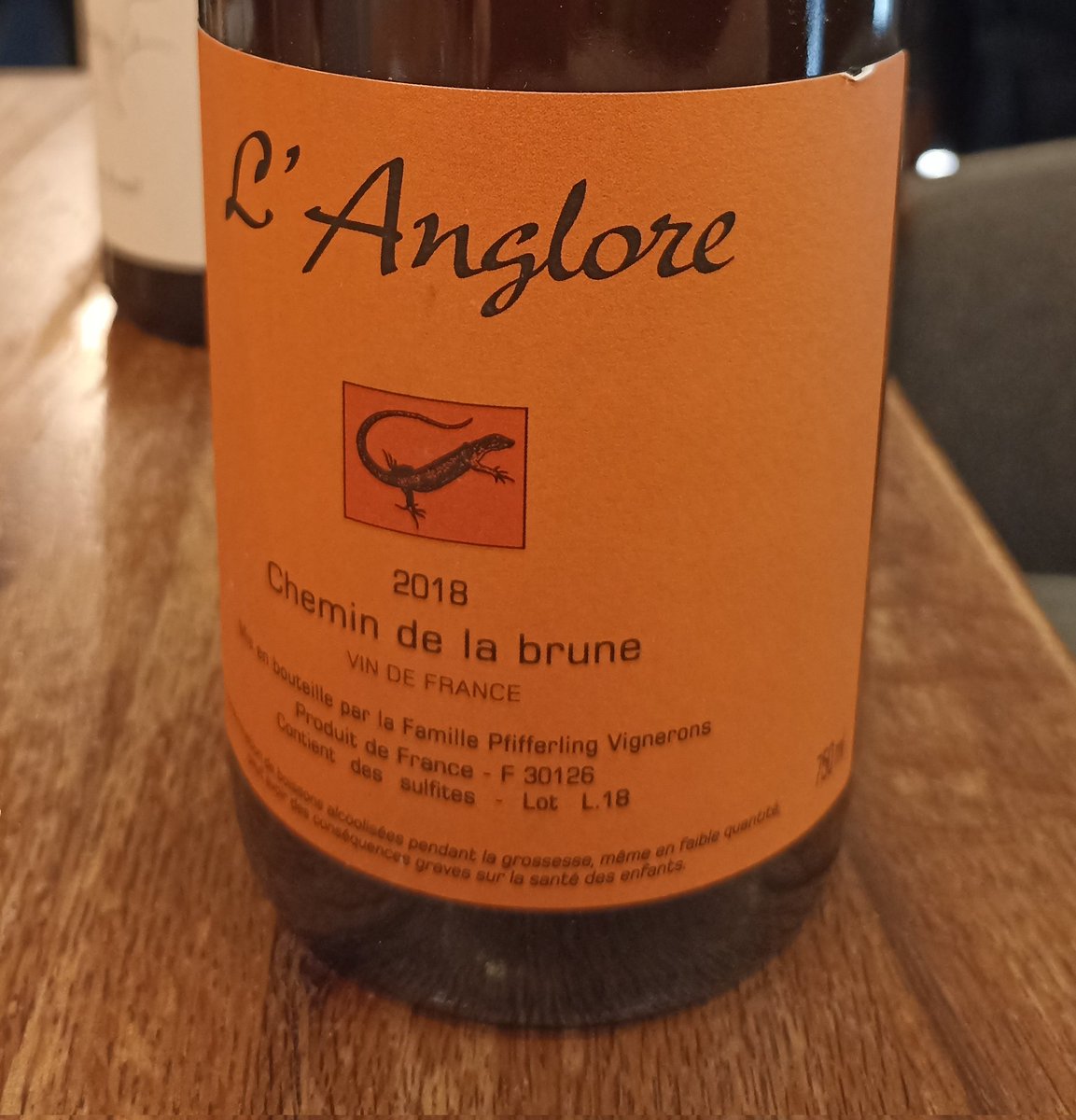 RandallFlagg_'s tweet photo. Vin très très surprenant, qui ne ressemble pas à un autre, rien que la couleur est étonnante ! Une chouette surprise #langlore (et non ce n'est pas ce qu'on appelle un "vin orange") https://t.co/tl051DGraW