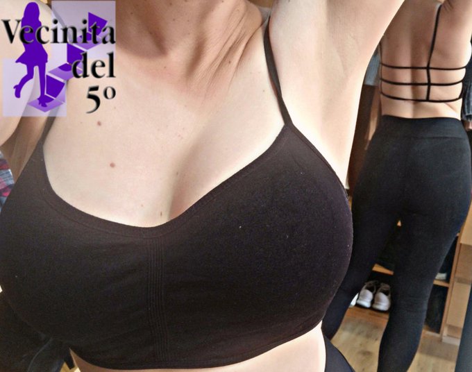 Hoy es #martedetetas  pero dejo ver mi culito por ah&iacute; atr&aacute;s 😜😜 Tu vecinitadelquinto tiene ganas de una<a href="/tag/martedetetas"class="tags">#martedetetas</a>