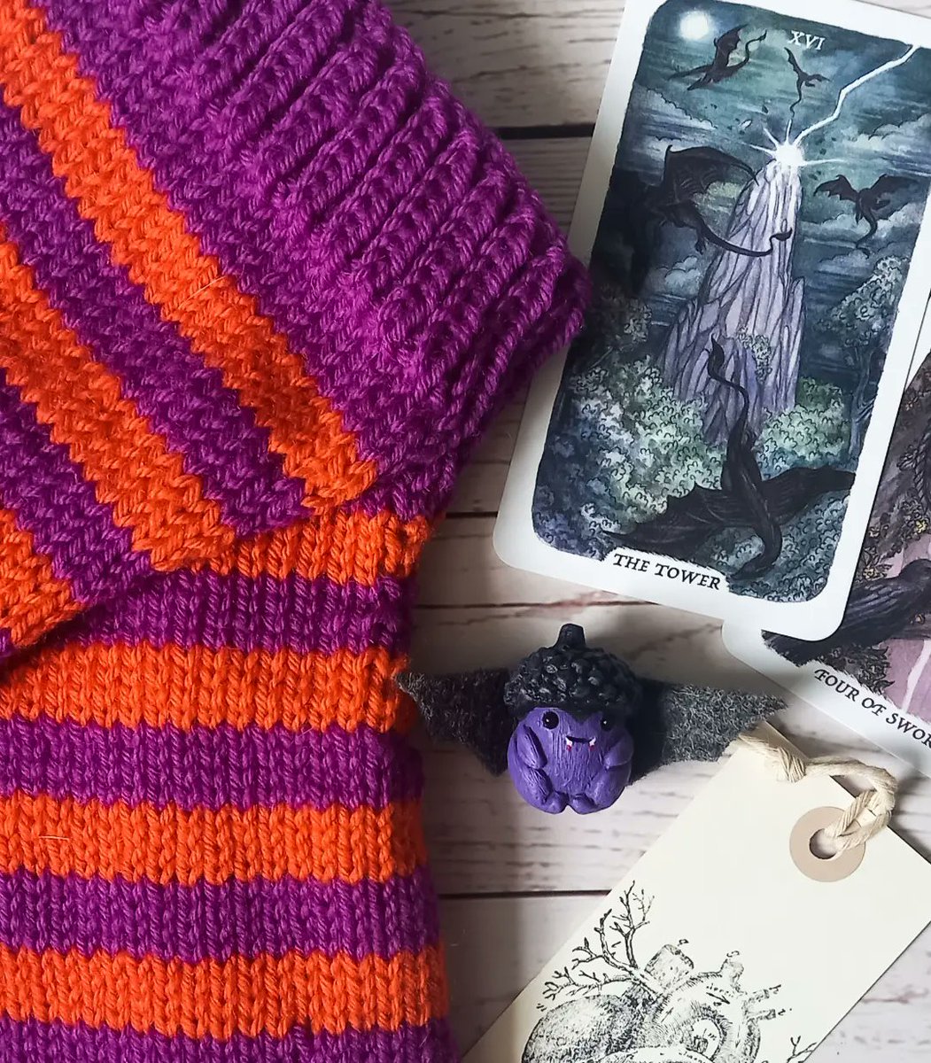 BrackenAndPaws's tweet photo. Here's Tigger in his lil #BrackenAndPaws snood- stripes for a stripey longboi 🐅 
The pattern is available for free and the designer asks that a donation is made to a rescue for each one sold - so that is what I shall be doing 😊 I have plans for festive versions! https://t.co/vN6GmRXVO3