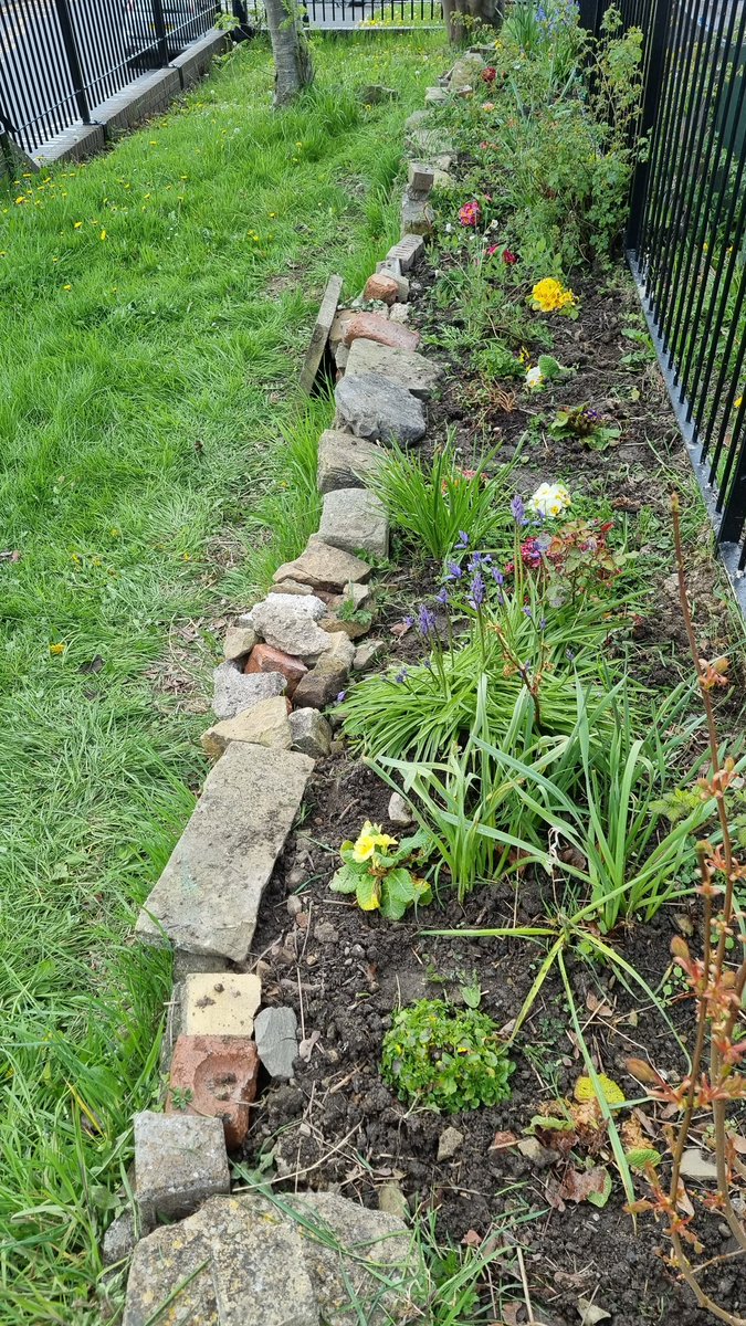 Rus_Giles's tweet photo. A bit of weeding and lots of watering at Our garden project @ArmleyHH followed by an awsome meal and great chats. π
#MentalHealthAwarenessMonth #reducingsocialisolation
@ArmleyMedical @PrioryViewMC @DrMourmouris https://t.co/iZ341mYiA6