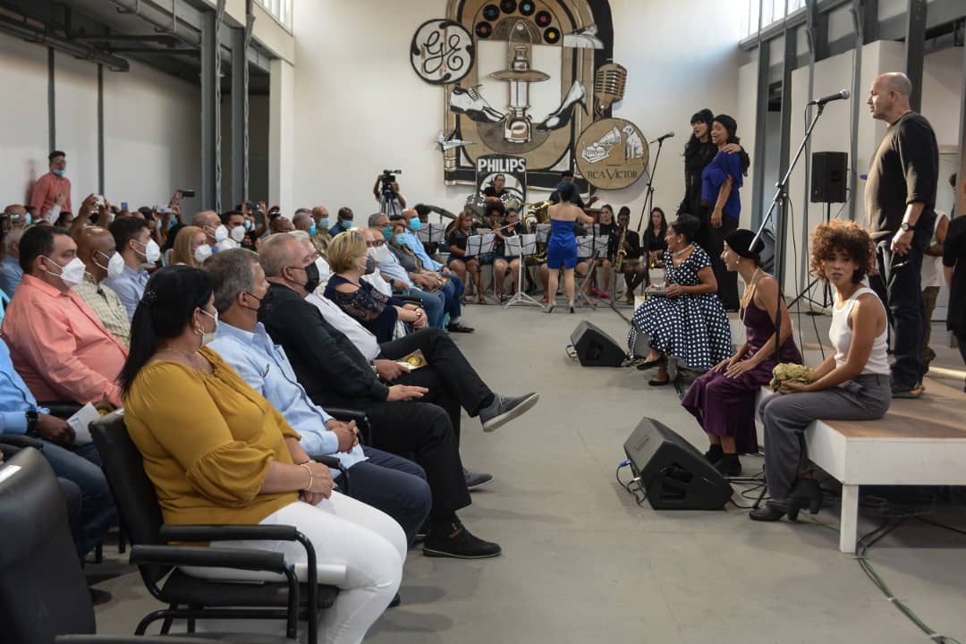 Ayer invitamos a los miembros del Comité Central del Partido a ver "Luz", de Osvaldo Doimeadiós en la Nave Oficio de Isla. Deslumbrante puesta. Nuestro trabajo político se enriquece con la espiritualidad del Arte. #CubaEsCultura