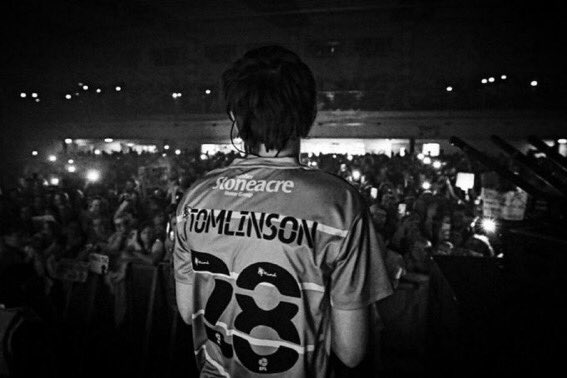 ؘ (@louiswtlvrr) on Twitter photo 