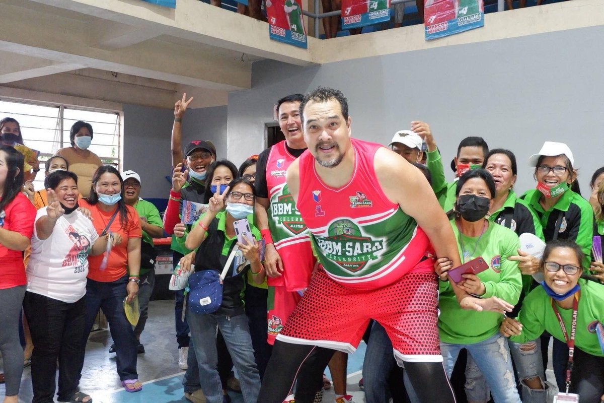 smninews's tweet photo. TINGNAN | Ilang beteranong basketball players, suportado ang BBM-Sara UniTeam 

📸 Bongbong Marcos https://t.co/v58H4gh3kc