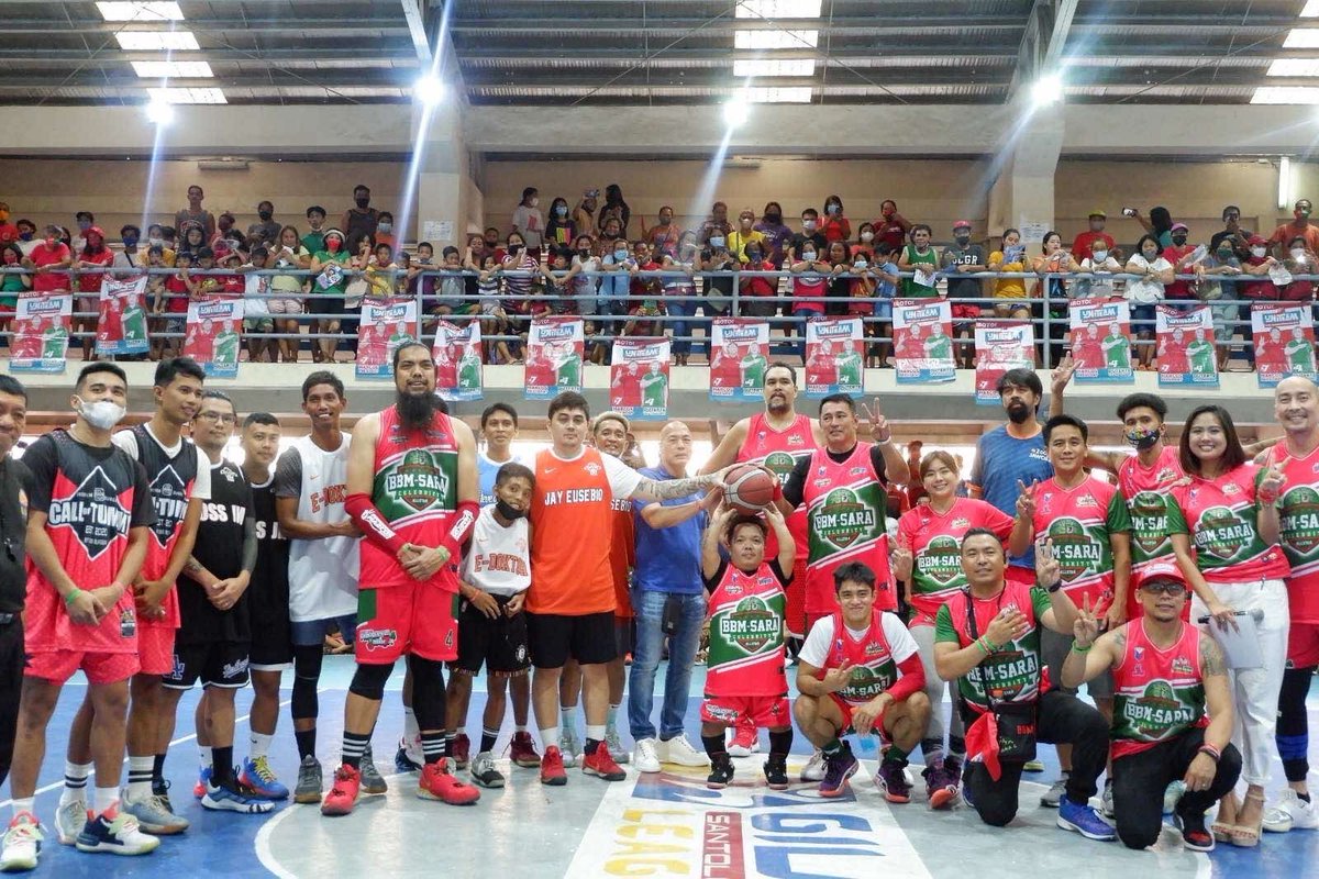 smninews's tweet photo. TINGNAN | Ilang beteranong basketball players, suportado ang BBM-Sara UniTeam 

📸 Bongbong Marcos https://t.co/v58H4gh3kc