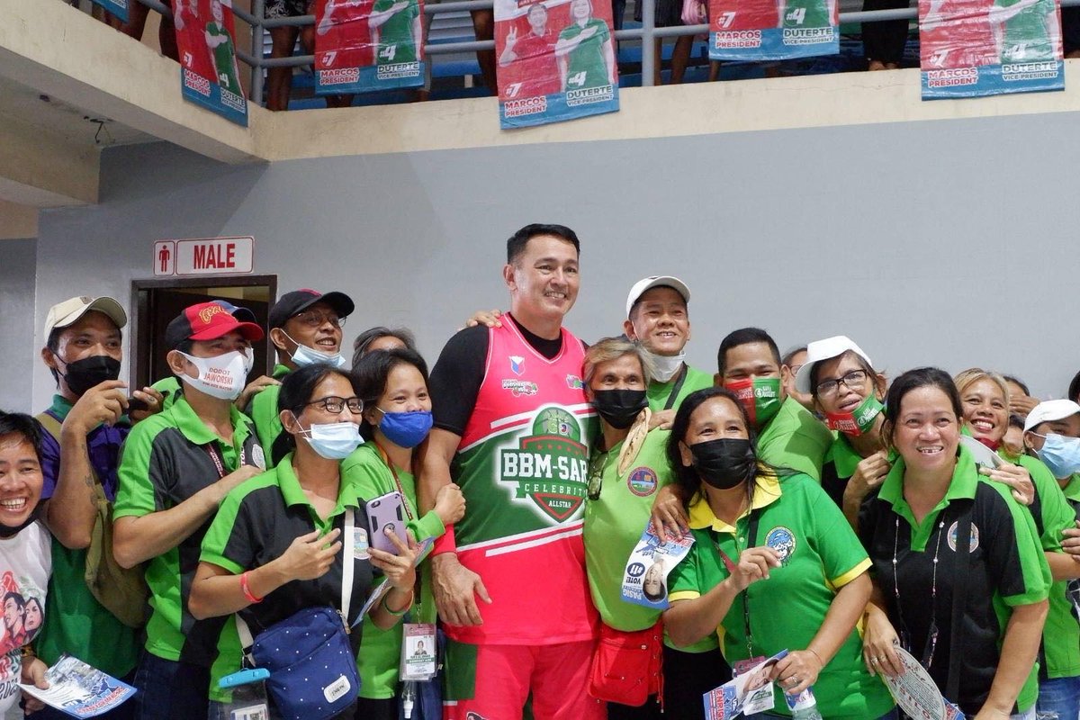 smninews's tweet photo. TINGNAN | Ilang beteranong basketball players, suportado ang BBM-Sara UniTeam 

📸 Bongbong Marcos https://t.co/v58H4gh3kc