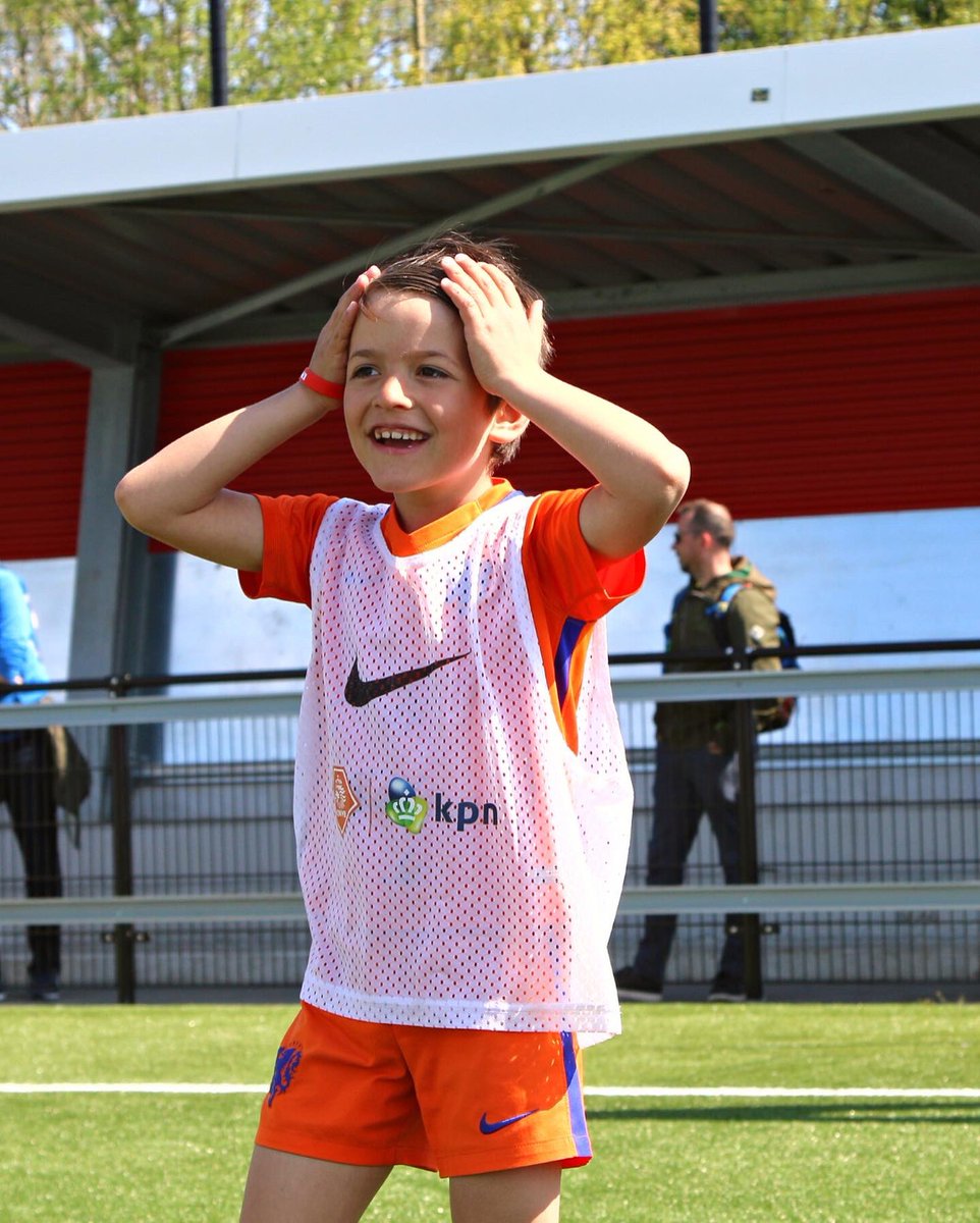 tribesportsnl's tweet photo. 𝗪𝗢𝗪 𝗪𝗢𝗪 𝗪𝗢𝗪! 🔥

🤝 De afgelopen weken hebben wij namens @kpn maar liefst 1️⃣0️⃣ KPN Eredivisie clinics verzorgd. 
😃 De enorme hoeveelheid aan voetbalvreugde was prachtig om te zien! https://t.co/1ZVQ17S8Us
