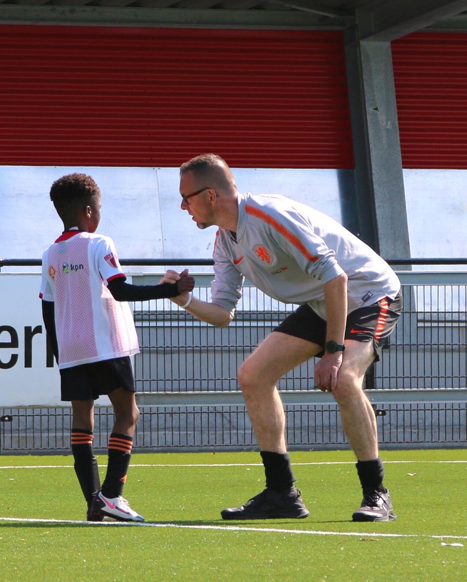tribesportsnl's tweet photo. 𝗪𝗢𝗪 𝗪𝗢𝗪 𝗪𝗢𝗪! 🔥

🤝 De afgelopen weken hebben wij namens @kpn maar liefst 1️⃣0️⃣ KPN Eredivisie clinics verzorgd. 
😃 De enorme hoeveelheid aan voetbalvreugde was prachtig om te zien! https://t.co/1ZVQ17S8Us
