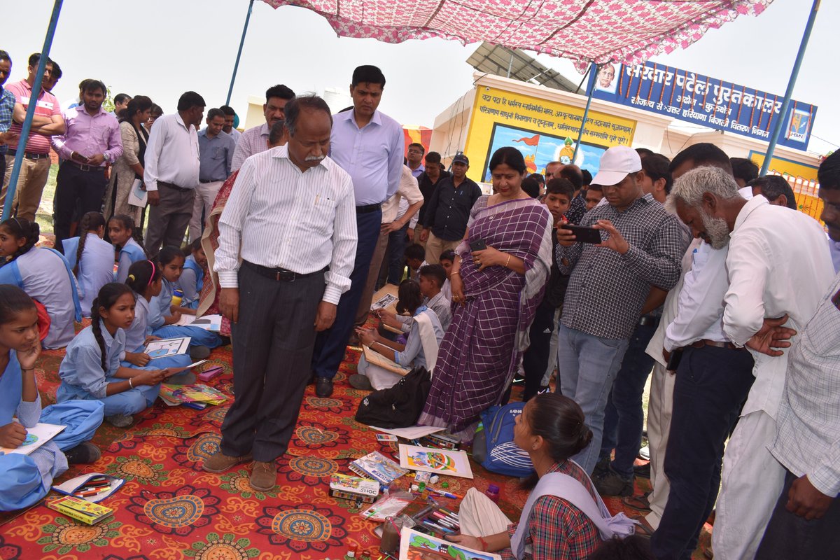 uhbvnpkl's tweet photo. एक बालक, एक कलम, एक पुस्तकालय, दुनिया बदल सकते हैं।
इन्हीं बातों को ध्यान में रखते हुए 23अप्रैल को गांव #Adhon, #Kurukshetra में अतिरिक्त मुख्य सचिव श्री #PKDas & @mduhbvn #SaketKumar द्वारा #UHBVN की 4th सरदार पटेल लाइब्रेरी का #Inauguration किया।
#empower #EducationForAll https://t.co/7g8UK0aYEB