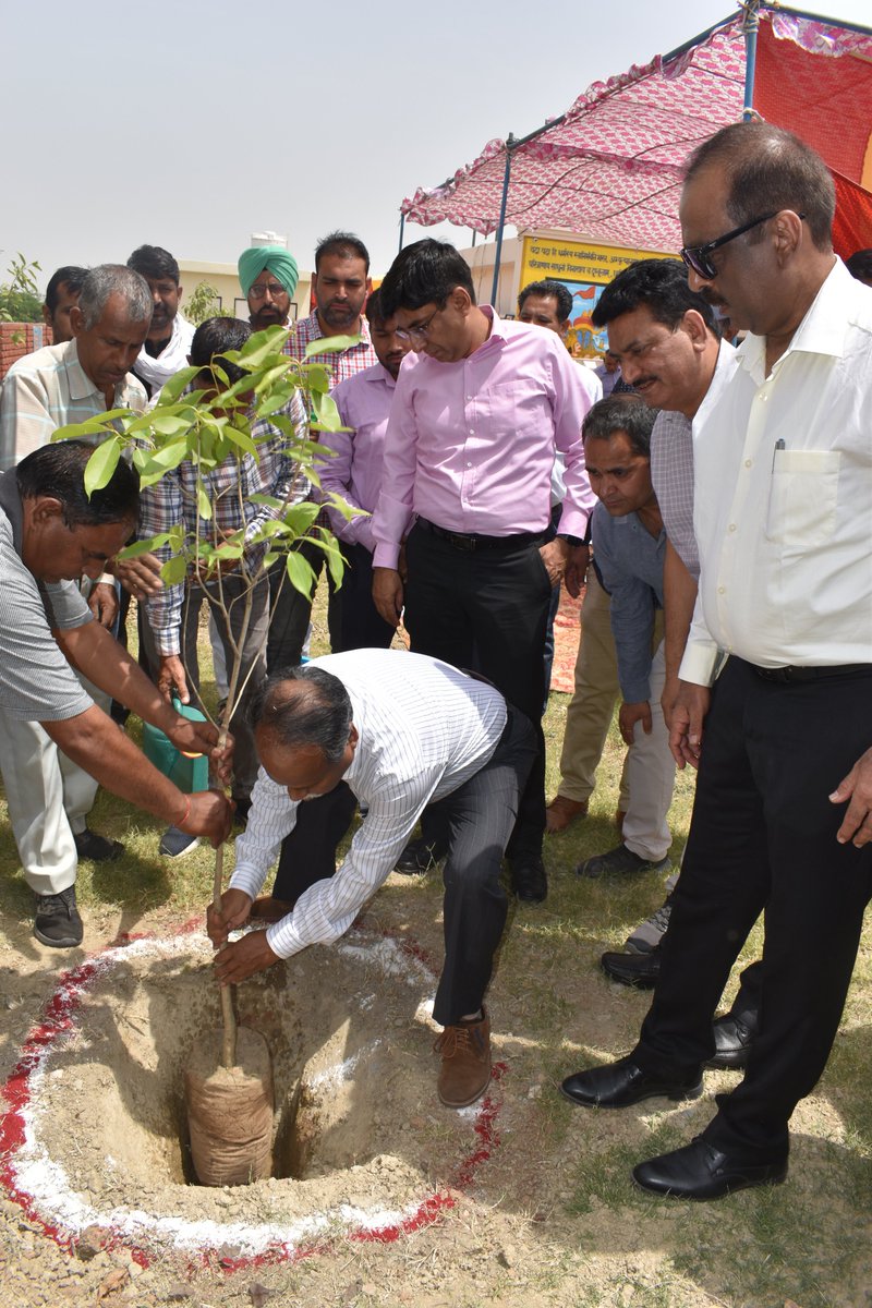 uhbvnpkl's tweet photo. एक बालक, एक कलम, एक पुस्तकालय, दुनिया बदल सकते हैं।
इन्हीं बातों को ध्यान में रखते हुए 23अप्रैल को गांव #Adhon, #Kurukshetra में अतिरिक्त मुख्य सचिव श्री #PKDas & @mduhbvn #SaketKumar द्वारा #UHBVN की 4th सरदार पटेल लाइब्रेरी का #Inauguration किया।
#empower #EducationForAll https://t.co/7g8UK0aYEB