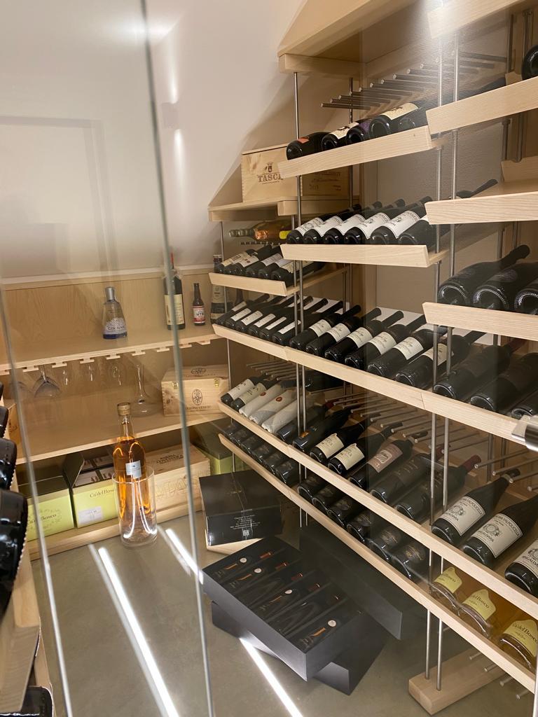 arredocantine's tweet photo. Per un'azienda agricola di Mirandola (MO) abbiamo realizzato degli arredi in legno su misura per esporre e conservare le bottiglie di #vino.
La struttura è stata realizzata in legno di frassino con finitura naturale e acciaio inox satinato.
Scopri di più: https://t.co/GfWrH0EHTB https://t.co/Xa7aFe3RYK