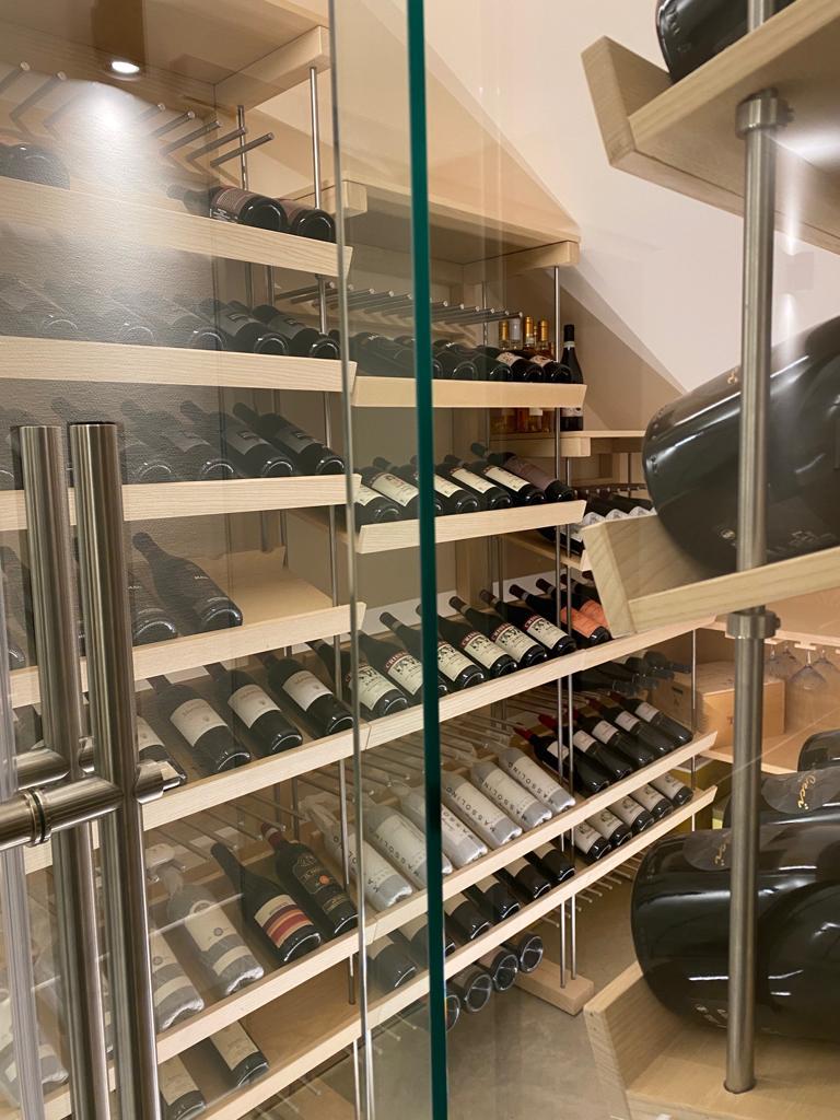 arredocantine's tweet photo. Per un'azienda agricola di Mirandola (MO) abbiamo realizzato degli arredi in legno su misura per esporre e conservare le bottiglie di #vino.
La struttura è stata realizzata in legno di frassino con finitura naturale e acciaio inox satinato.
Scopri di più: https://t.co/GfWrH0EHTB https://t.co/Xa7aFe3RYK