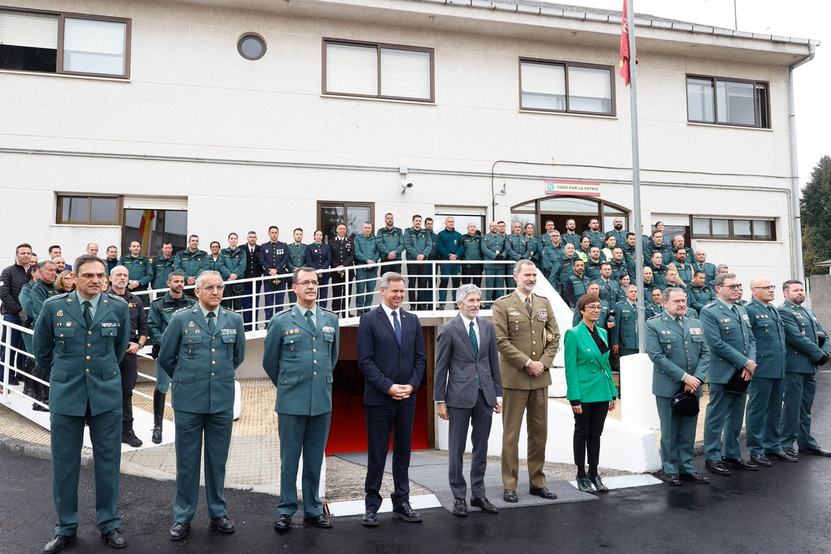CasaReal's tweet photo. El Rey ha visitado las instalaciones del Puesto de la Guardia Civil de Sarria, la entidad básica del despliegue del Cuerpo en el territorio y responsable de la seguridad pública en el tramo gallego del Camino de Santiago, denominado #CaminoFrancés. 
➡️https://t.co/WnCjJRgiGU https://t.co/GWUFP2zivk