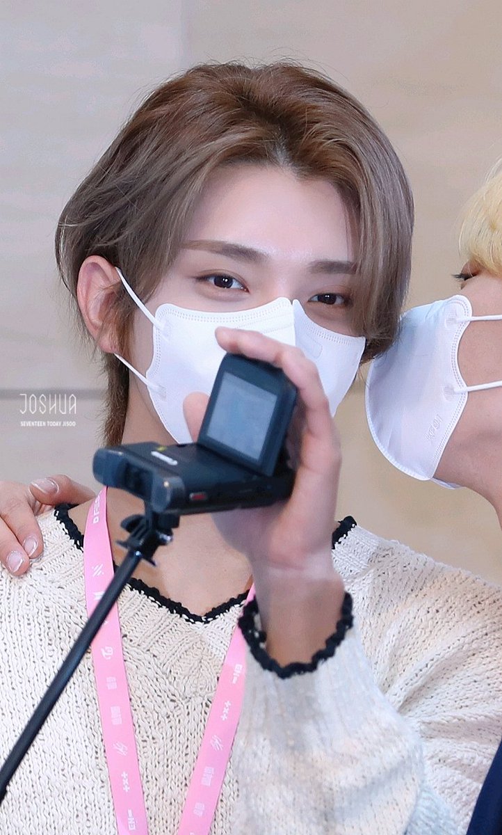 JoshuaHongBr's tweet photo. [PREVIEW] Joshua feat Seungkwan durante a visita na exibição da D’Festa.

©TodayJisoo

 #세븐틴 @pledis_17 #조슈아 #JOSHUA #Darling https://t.co/H7iBIJGbWH