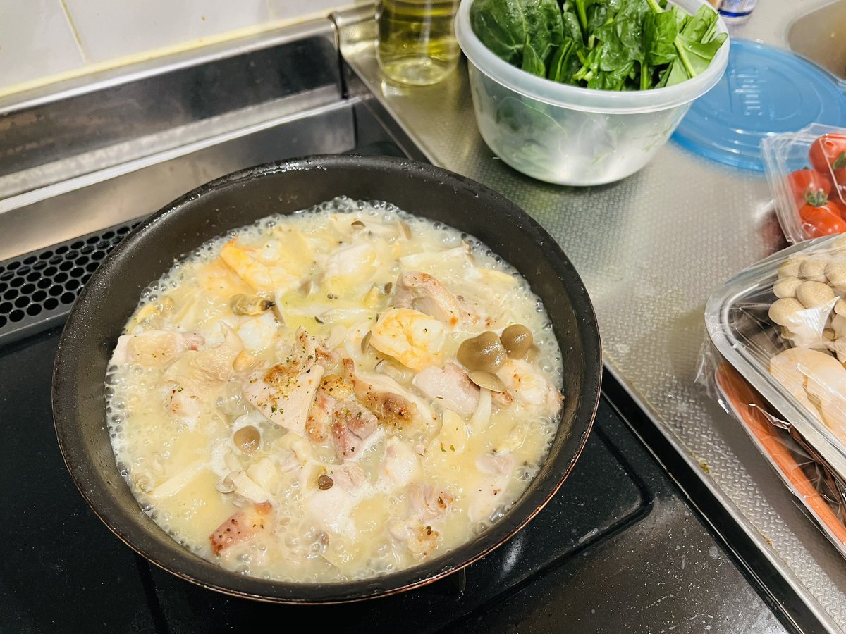 eroste's tweet photo. ジスイday パッツァ🌊鶏アサリ海老

鳥もも入れすぎてカロリーがヤバいい🤤
(アイスだけでもすでに200kcオーバーなのは内緒)

りんご🍨

#自炊　#おうちごはん　#ミニマリスト https://t.co/IO6MDWEmiJ