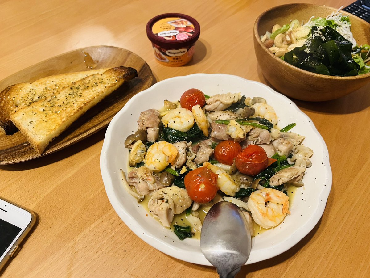 eroste's tweet photo. ジスイday パッツァ🌊鶏アサリ海老

鳥もも入れすぎてカロリーがヤバいい🤤
(アイスだけでもすでに200kcオーバーなのは内緒)

りんご🍨

#自炊　#おうちごはん　#ミニマリスト https://t.co/IO6MDWEmiJ