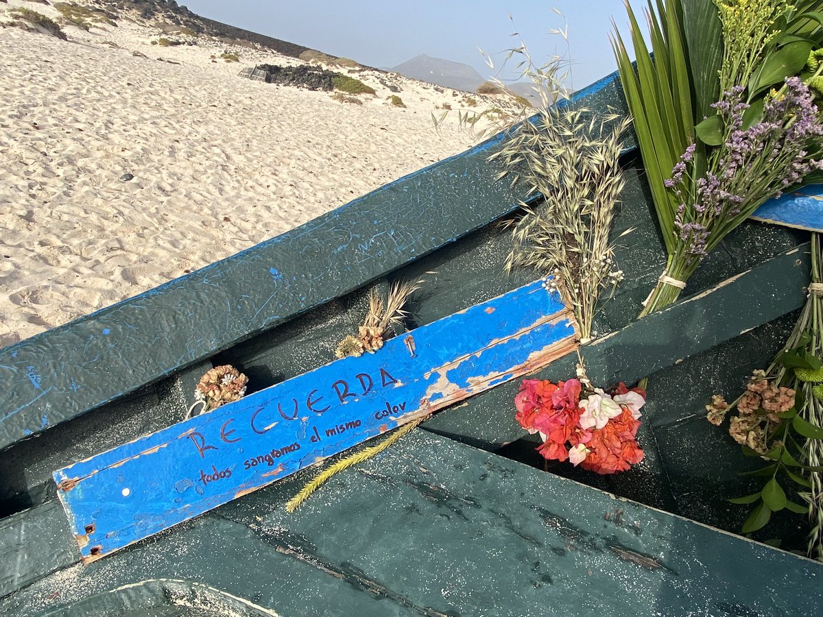 LuCalling's tweet photo. Colabora: Trae tus propias flores como homenaje.

También se brinda el marco para que la gente muestre su apoyo trayendo su propio homenaje en forma de flores. De esta manera se promueve que la gente colabore en la manera que pueda.

No olvidemos lo privilegiados que somos https://t.co/4pMpPMpGhs