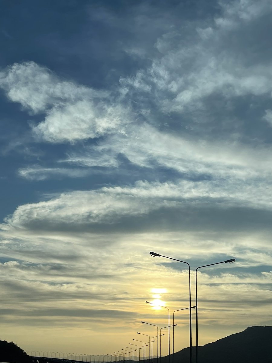 Pathit_Phook's tweet image. เมื่อเราออกเดินทางจะมีท้องฟ้าสวยให้ได้มอง  🌨⛅️ 💕  @MrVop