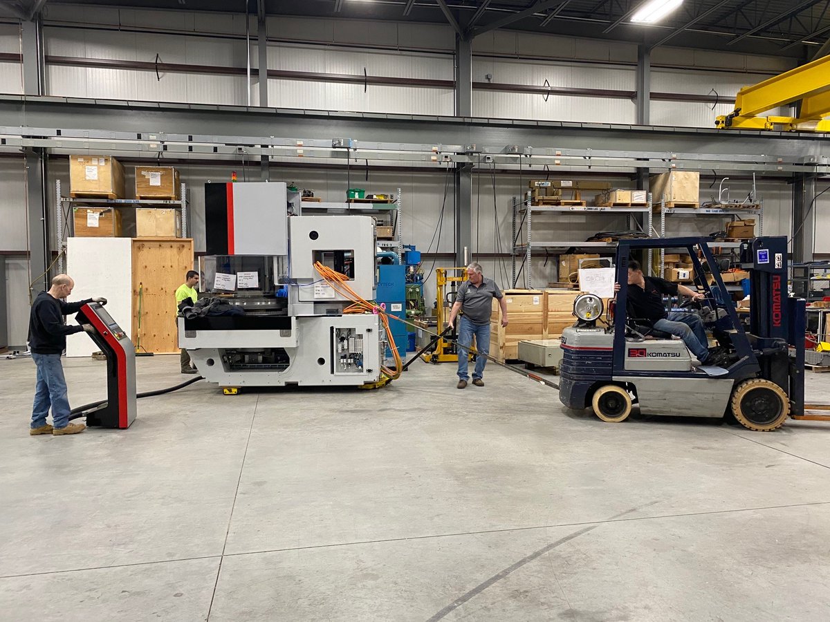 Supfina's tweet photo. Supfina Machine Company establishes a new test center in the USA ❗

The first machines are already being moved into position.

Stay tuned to see what else is coming. 📌

#supfina #doublediskgrinding #doublediscgrinding #surfacefinishing #automation #flatfinishing #finegrinding https://t.co/5sIalpOJQh