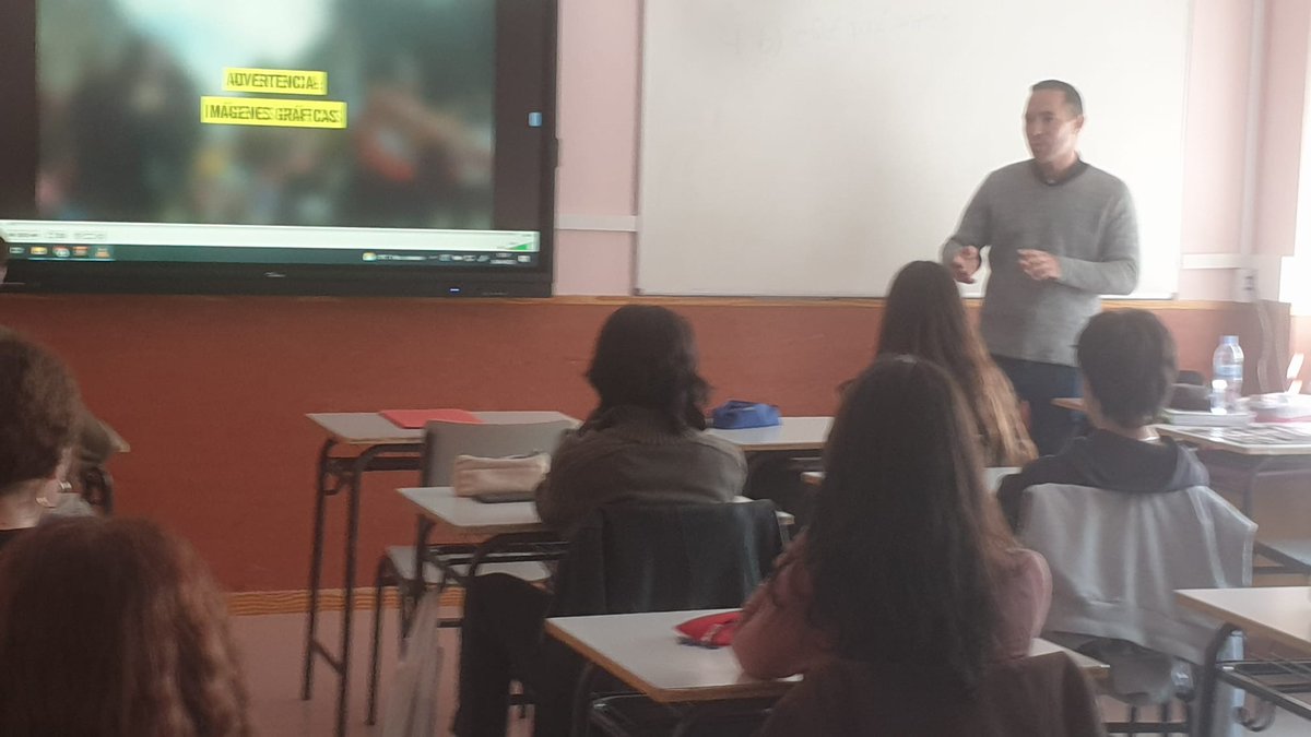 Luis Carlos Agudelo, padre de Kevin Agudelo, joven asesinado en #Colombia durante una manifestación, comparte su testimonio con los estudiantes del <a href="/iesmsantillana/">IesMarquesSantillana</a> de Colmenar Viejo durante un acto organizado por <a href="/amnistiamadrid/">Amnistía Internacional Madrid</a> 
<a href="/AmericaLatinaAL/">América Latina AL</a>