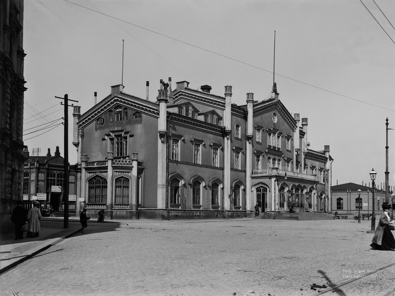 signebrander's tweet photo. Helsingin rautatieasema Kaivokadun ja Hakasalmenkadun (Keskuskatu) kulmasta nähtynä (n. 1907, Kaupunginmuseo, #helsinki) https://t.co/NsAAC6rx1b
