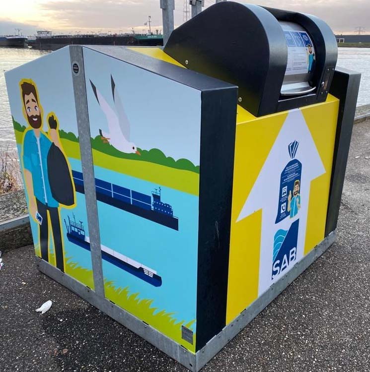 SABNINL's tweet photo. In IJzendoorn, ’s Gravendeel en Lelystad test Rijkswaterstaat met speciale informatieborden en wrappings (stickers) om de containers. https://t.co/e4pdQVJ3mW https://t.co/awTKjlR9KY