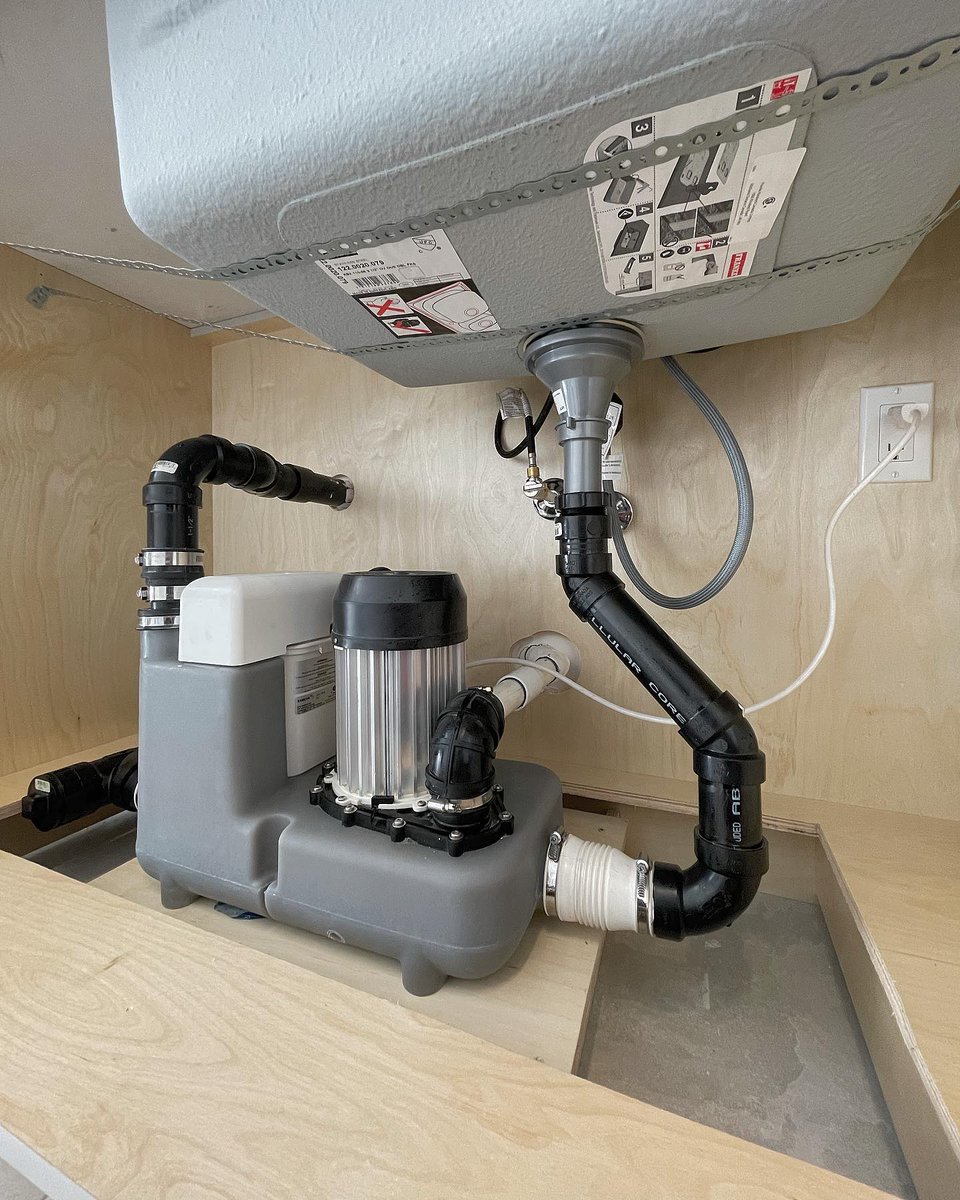 SanifloCan's tweet image. #repost @-mpetuspandh_darryl No longer limited to where drainage goes with the #Sanicom1 #drainpump! Installa commercial sink anywhere!

#plumbing #drainage #waterpump #kitchen #plumbinglife #kitchenrenovation #wastewater