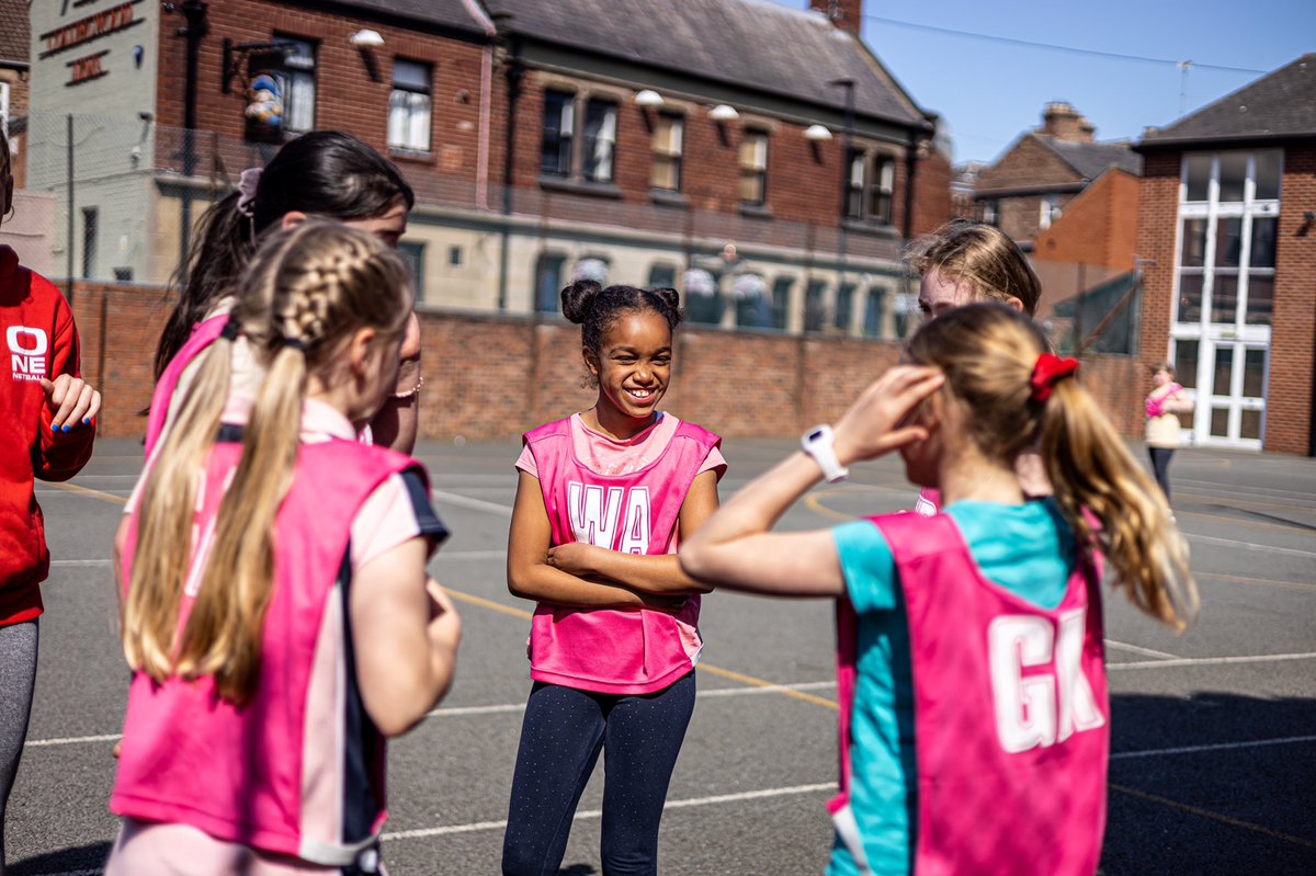 CoachingNETBALL's tweet image. A whole day of netball in the sun = smiles all round 😀🌞

#netball #netballcamp